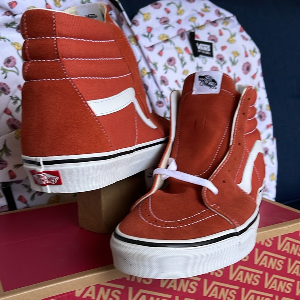 Vans WMNS Sk8-Hi
Color Theory Burnt Ochre
VN0005U9GWP
Sneakers - Picture 10 of 16